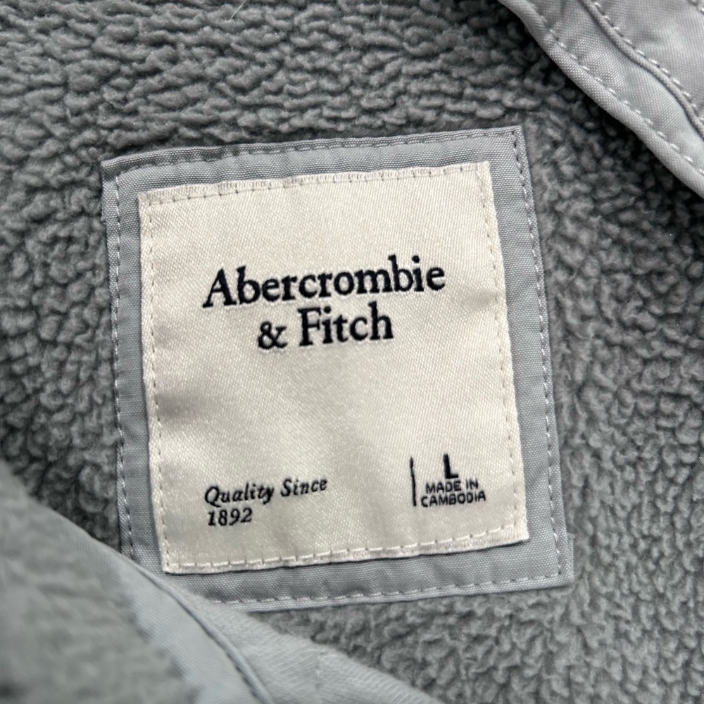 Abercrombie & Fitch Light Gray and White Quilted Fleece Pullover - Picture 3 of 10